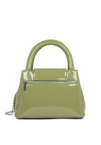 Borsa verde lucida con un design strutturato, manici arrotondati, una tasca frontale con zip e una tracolla a catena. Texture liscia in tutto.