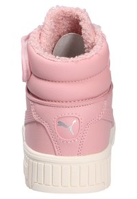 Roze leren mid-top sneaker met zachte textielen voering, ronde kraag en rubberen zool. Bevat zilveren logo en stikdetails.