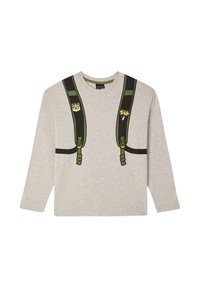 Maglietta grigia a maniche lunghe con strisce stampate di uno zaino verde e toppe. Semplice scollatura a girocollo e tessuto morbido e liscio.