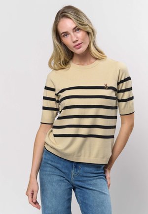 Beiger Pullover mit kurzen Ärmeln und schwarzen horizontalen Streifen; verfügt über ein kleines gesticktes Logo auf der Brust; aus weichem Strickmaterial gefertigt.