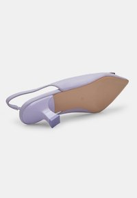 Vijolični sandal z zadaj, s koničastim prstom, gladko teksturo, nizko blokasto peto in fleksibilno gumijasto podplato. Minimalistična zasnova brez okrasnih elementov.