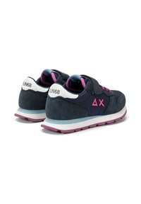 Scarpe da ginnastica in camoscio blu navy e mesh con dettagli rosa, una fascia in velcro e marchio bianco sul tallone, con suola strutturata per una migliore aderenza.