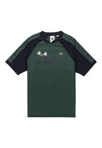 Camisa deportiva de color verde oscuro con mangas azul marino; presenta un patrón gráfico y un logotipo en el pecho; hecha de un tejido ligero y transpirable.