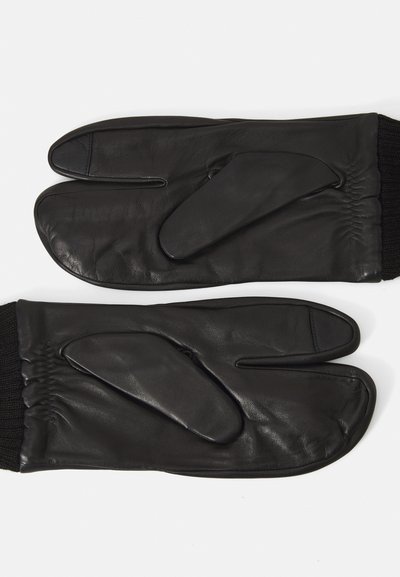 Mustad mustriga must nahast kindad, millel on silmapaistev kolme sõrme disain, sooniline kudum wrist cuff ja sile tekstuur.