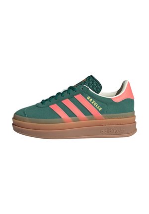 Zielony sneaker Adidas Gazelle z różowymi paskami i patką na pięcie, grubą warstwową brązową podeszwą oraz zamszową cholewką.