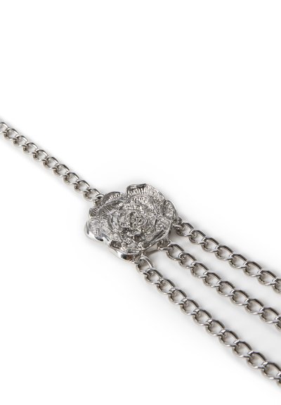 Silberne Halskette mit detailliertem Rosenanhänger, der strukturierte Blütenblätter und geschichtete Blätter zeigt und kunstvolle Handwerkskunst präsentiert.