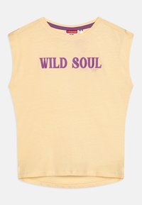 Žltý krátky rukáv s okrúhlym výstrihom, na ktorom je nápis "WILD SOUL" v purpurovej farbe, vyrobený z mäkkej látky s voľným strihom a zaobleným lemom.