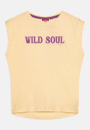Gul kortermet topp med rund hals, med teksten "WILD SOUL" i lilla, myk stoff med en avslappet passform og avrundet nederkant.