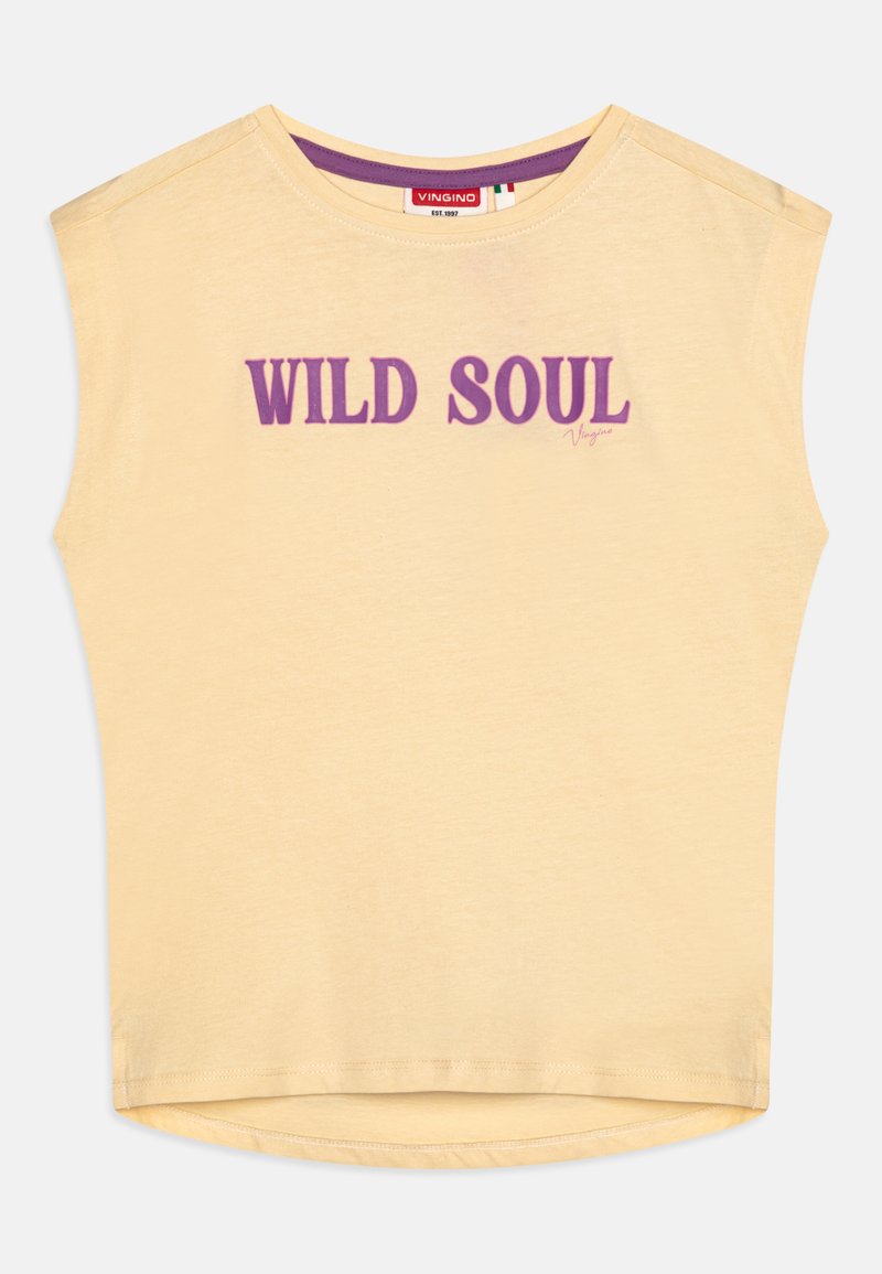 Žltý krátky rukáv s okrúhlym výstrihom, na ktorom je nápis "WILD SOUL" v purpurovej farbe, vyrobený z mäkkej látky s voľným strihom a zaobleným lemom.