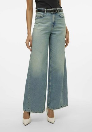 WEIT GESCHNITTEN VMROWA HOHE TAILLE  - Džinsi ar paplatinātiem galiem - medium blue denim