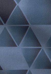 Tekstil s geometrijskim uzorkom koji sadrži tamnosive trokute na teksturiranoj pozadini u različitim nijansama plave i crne boje.