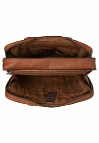 Bolsa de cuero marrón para portátil con doble cierre de cremallera, múltiples compartimentos internos y un forro suave con un patrón de diamantes.