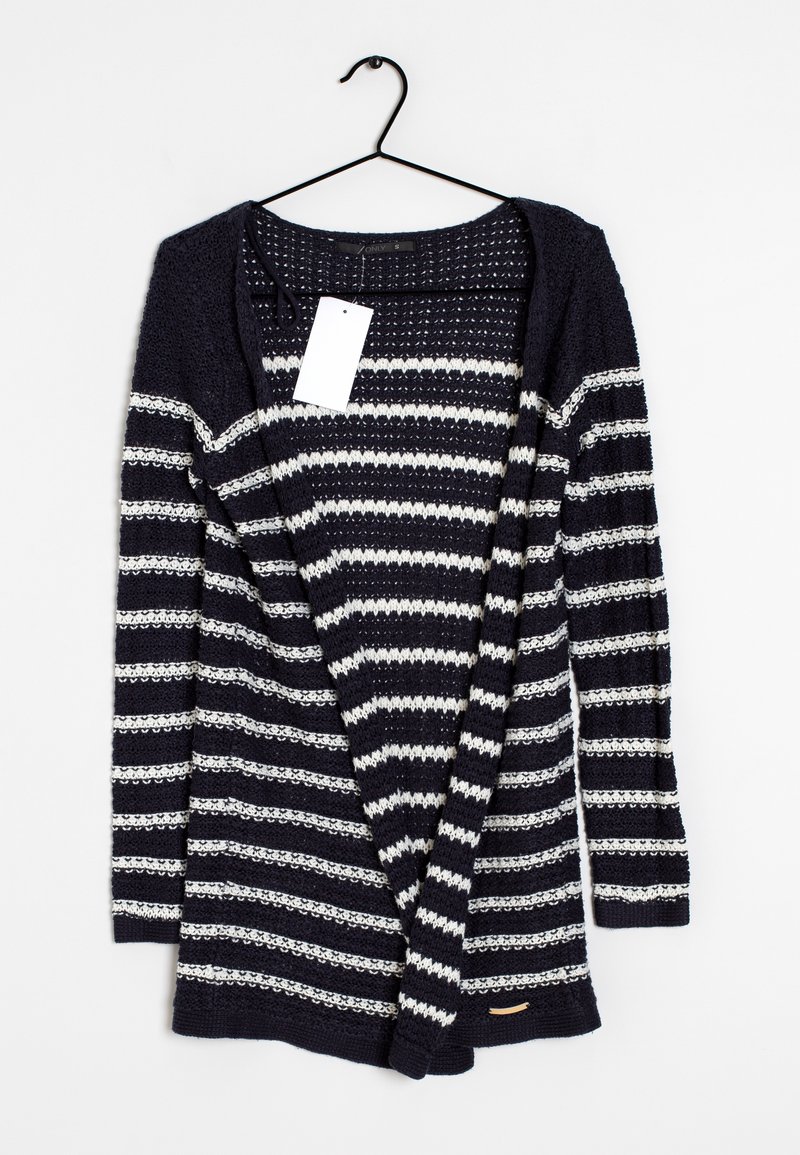 Gestreifter Cardigan in Marineblau und Weiß mit offenem Vorderteil, langen Ärmeln, strukturiertem Strickmuster und einem angehängten Etikett am Kragen.