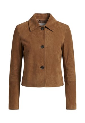 Bruine korte jas van suède met puntige kraag, lange mouwen en drie zwarte knopen aan de voorkant.
