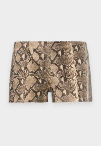 Pantalones cortos de estampado de serpiente en marrón y beige, hechos de material texturizado, con un diseño ajustado y un acabado suave con costuras visibles.
