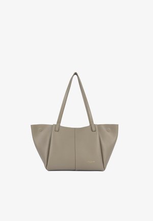 Beige leren tote bag met twee handvatten, rechthoekige vorm, geperst logo en zichtbare stiksels. Glad oppervlak met afgeronde randen.