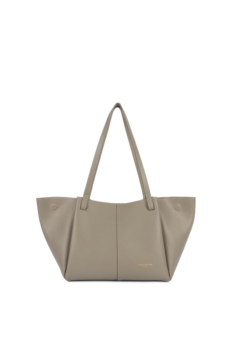 Sac fourre-tout en cuir beige avec deux poignées, forme rectangulaire, logo embossé et coutures visibles. Texture lisse avec bords arrondis.