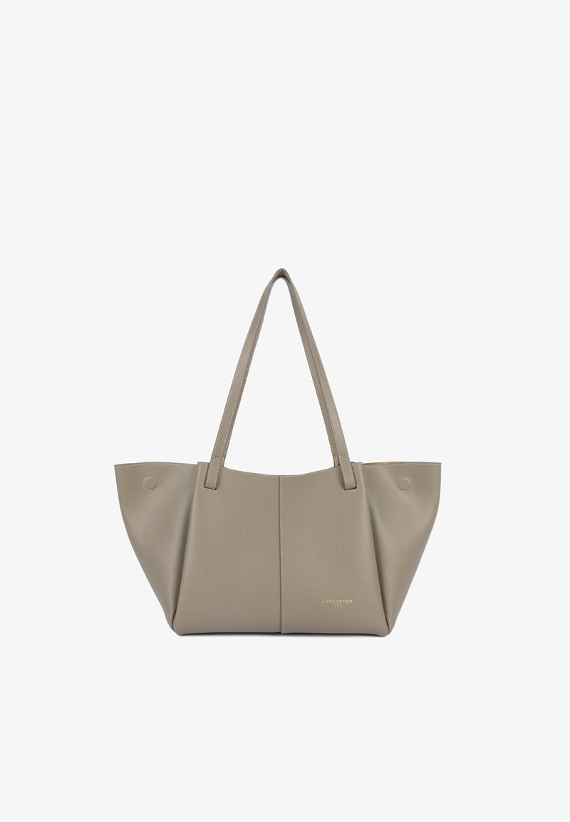 Beige leren tote bag met twee handvatten, rechthoekige vorm, geperst logo en zichtbare stiksels. Glad oppervlak met afgeronde randen.