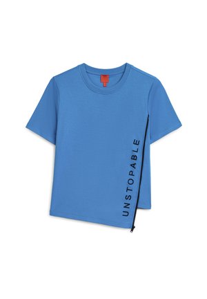 Modré tričko s krátkými rukávy s černým vertikálním nápisem „UNSTOPPABLE“ a černým zipem na pravé straně.