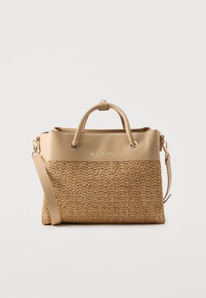 Sac à main beige Valentino avec texture tissée, deux poignées, bandoulière amovible et ferrures dorées sur fond uni.
