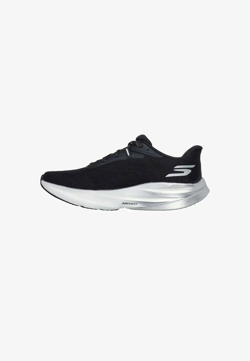 Zapatilla atlética negra con parte superior de tejido transpirable y suela blanca acolchada. Presenta un logo plateado y un sistema de cordones para un ajuste seguro.