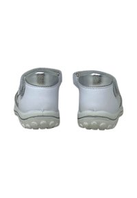 Scarpe bianche con una finitura liscia e dettagli metallici argentati, caratterizzate da una forma arrotondata e suola flessibile e testurizzata con grip.