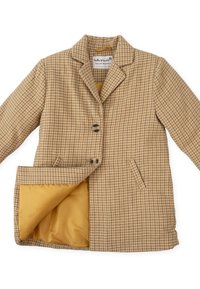 Abrigo para niño pequeño en patrón de espiga en tonos beige y marrón, con dos botones, bolsillos laterales, cuello con muesca y forro interior en color amarillo mostaza parcialmente visible.