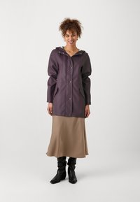 Vero Moda Tall VMMALOU COATED JACKET  - Jachetă impermeabilă - plum perfect