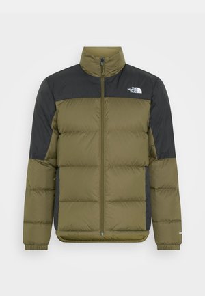 Een pufferjack met een olijfgroene body en een zwart bovenstuk, ritsluiting, hoge kraag en gestructureerd patroon.