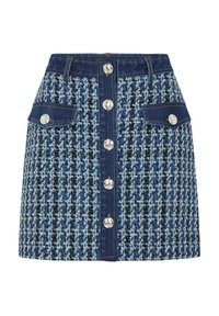 Falda de mezclilla y tweed con un patrón texturizado azul, botones frontales y dos bolsillos laterales con acentos metálicos.