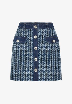 Falda de mezclilla y tweed con un patrón texturizado azul, botones frontales y dos bolsillos laterales con acentos metálicos.