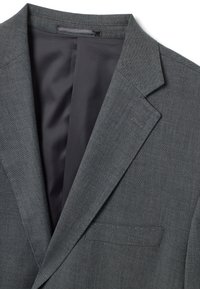 Grauer Blazer mit glatter Textur und dezentem Fischgrätmuster. Mit einem Reverskragen und einer einzelnen Brusttasche, vollständig gefüttert.