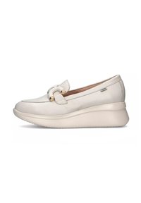 Scarpa in pelle beige chiaro con punta arrotondata, accessori in oro e suola spessa e imbottita per il comfort. Texture liscia e design elegante.