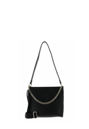 Sac à main en cuir noir de forme rectangulaire plate, avec une bandoulière amovible et un accent en chaîne argentée à l'avant.