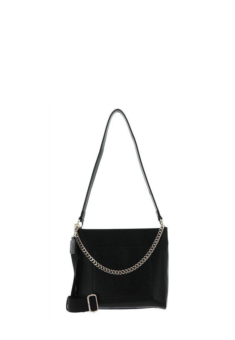 Sac à main en cuir noir de forme rectangulaire plate, avec une bandoulière amovible et un accent en chaîne argentée à l'avant.