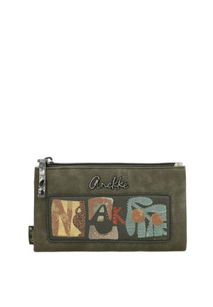 Olivgrüne Reißverschlusstasche mit applizierten Buchstaben, die "NAK" buchstabieren, und oben auf der Vorderseite über der Applikation ist das Anekke-Logo aufgestickt.