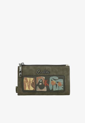 Olivgrüne Reißverschlusstasche mit applizierten Buchstaben, die "NAK" buchstabieren, und oben auf der Vorderseite über der Applikation ist das Anekke-Logo aufgestickt.