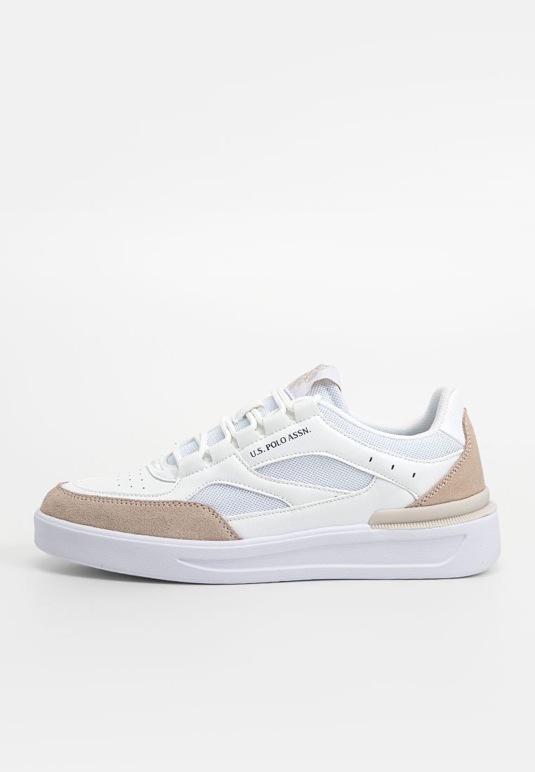 Baskets de sport blanches et beiges avec un dessus en maille, des accents en daim et une semelle en caoutchouc texturée. Nom de la marque affiché sur le côté.