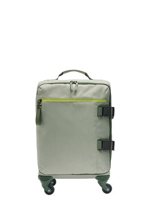 Miękka walizka w jasnym zielonym kolorze z przednią kieszenią na suwak, dwoma bocznymi klamrami, górnym uchwytem i czterema obracającymi się kółkami.
