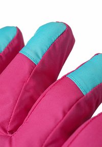 Guantes de color rosa brillante con acentos turquesa. Presentan yemas de los dedos acolchadas y una textura suave. Bordes cosidos y diseño de ajuste ceñido.