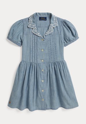Vestido azul claro de manga corta con botones, cuello blanco con ribete de encaje, corpiño plisado y falda recogida, etiqueta Ralph Lauren en el interior.