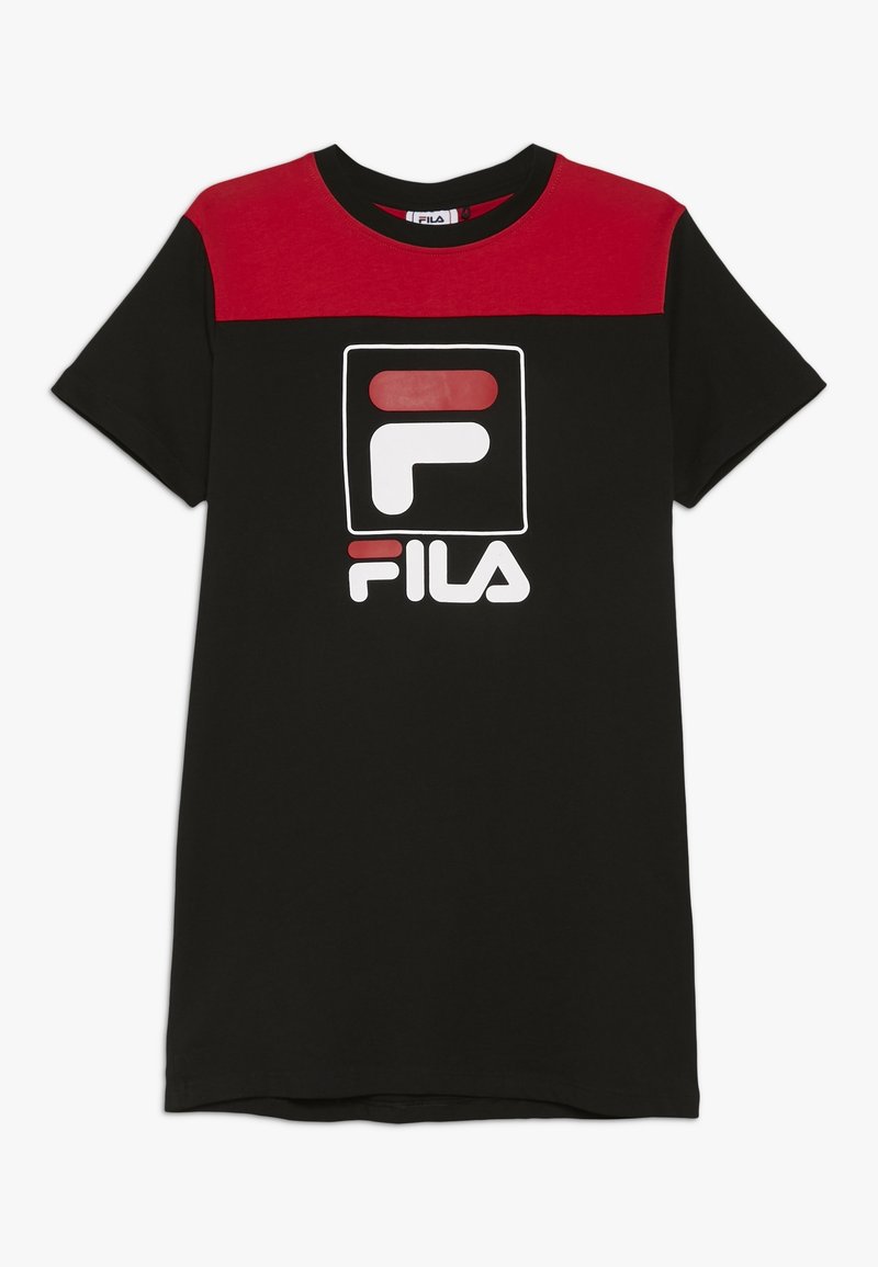 Czarna koszulka z krótkim rękawem z czerwonymi akcentami na ramionach, z dużym białym i czerwonym logo FILA z przodu. Wykonana z bawełny, o luźnym kroju.