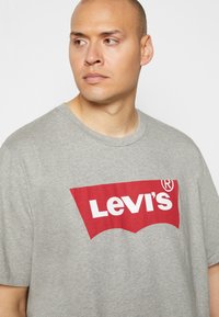 Levi's® Plus GRAPHIC TEE - T-shirt estampada - graphic midtone grey