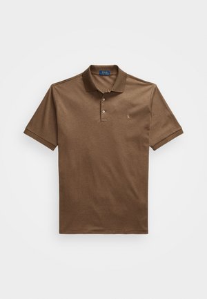 Polo marron en tissu doux, avec un col, deux boutons, des manches courtes et un petit logo brodé sur la poitrine.
