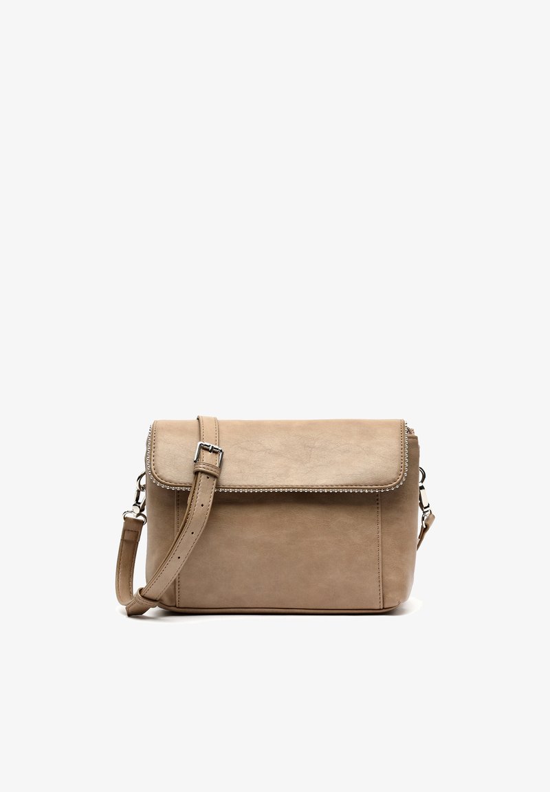 Sac bandoulière en faux cuir beige avec un rabat, des clous en argent le long du bord, une sangle réglable et une texture lisse.