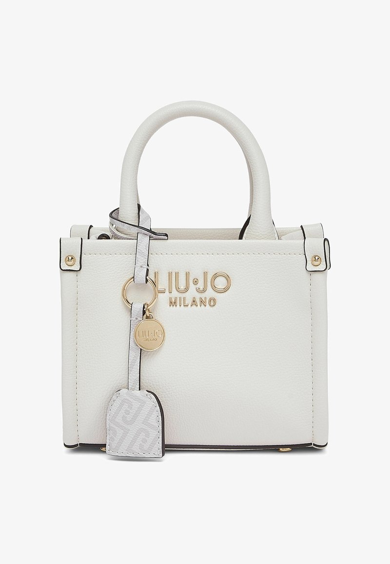 Witte leren handtas met gouden hardware, een gestructureerde vorm, dubbele handvatten en een afneembare riem met een logo bedel.