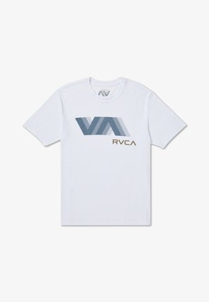 Weißes T-Shirt mit kurzen Ärmeln, mittig auf der Brust ein blau gestreiftes "VA" und ein braunes "RVCA"-Logo, lässiger Stil.