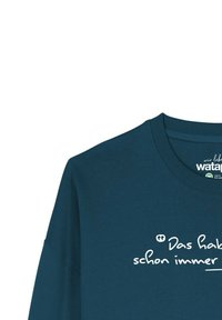 Donkerblauwe crewneck sweatshirt met gedeeltelijke witte Duitse tekst op de voorkant en een klein merklabel aan de binnenkant van de kraag.