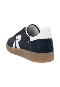 Sneaker noir et blanc avec un talon en daim, semelle en caoutchouc et un grand logo "R" blanc sur le côté, présenté de l'angle arrière.