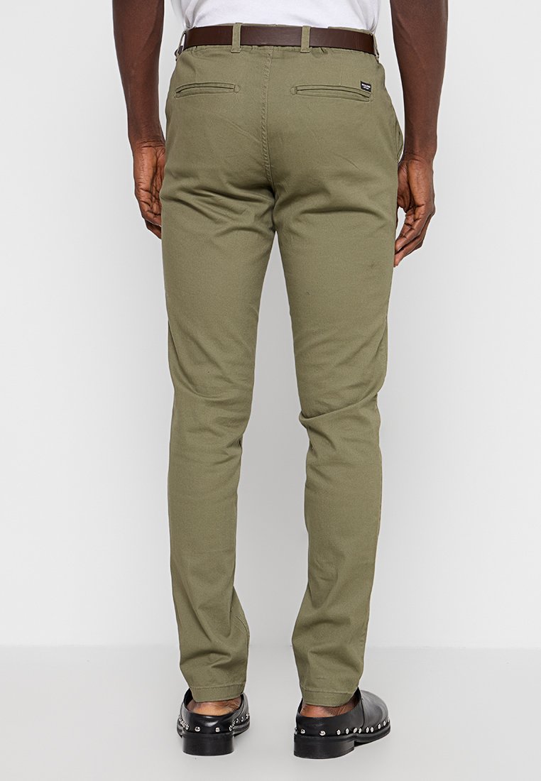 Olivgröna chinos med slim fit, som har två bakfickor och bältesloop. Tillverkade av hållbart bomullsblandat tyg.